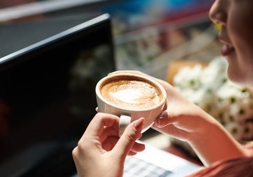 Ni cápsulas ni cola en la cafetería: la HiBREW H10B hace tu espresso por menos de 90 euros