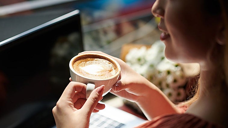 Ni cápsulas ni cola en la cafetería: la HiBREW H10B hace tu espresso por menos de 90 euros