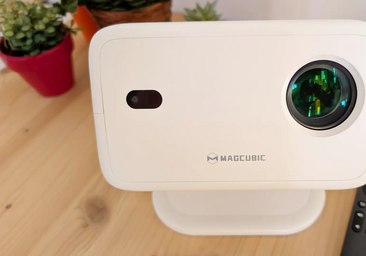 Sin trípode ni ajustes: el proyector portátil de Magcubic gira 360° y proyecta en pared y techo
