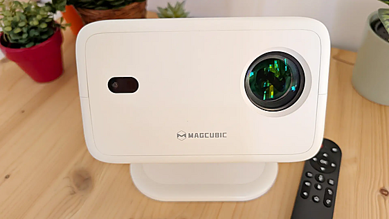 Sin trípode ni ajustes: el proyector portátil de Magcubic gira 360° y proyecta en pared y techo