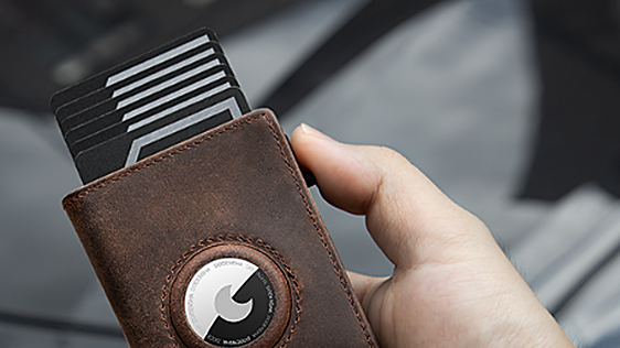 La cartera DODENSHA para hombre que guarda hasta 10 tarjetas, tiene hueco para AirTag y está rebajada
