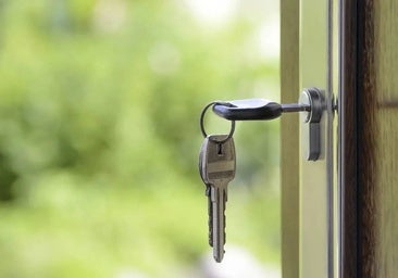 Huella, tarjeta y control por app: la cerradura inteligente para tu casa que abre sin llaves