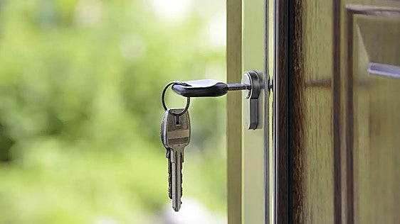 Huella, tarjeta y control por app: la cerradura inteligente para tu casa que abre sin llaves