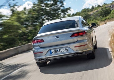 Navegación, música y manos libres del móvil en la misma pantalla para modernizar el coche