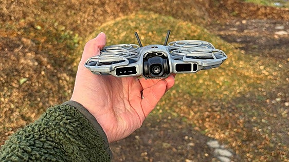 Pesa 151 gramos y no pide licencia: el dron de DJI perfecto para grabar planos aéreos sin papeleo