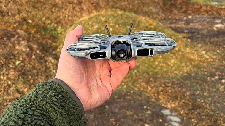 Pesa 151 gramos y no pide licencia: el dron de DJI perfecto para grabar planos aéreos sin papeleo