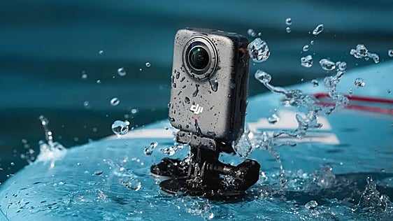 Para grabar en bici, esquí o buceo sin decidir a dónde apuntas: la 360 de DJI graba a 8K nativo