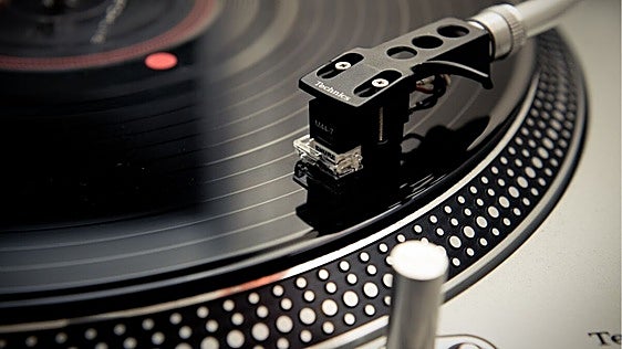 Pensaba que un tocadiscos con Bluetooth era una traición al vinilo pero ahora lo uso a diario