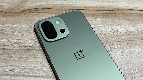 Así es el OnePlus 13s rebajado al mínimo de 6,3 pulgadas que cabe en el bolsillo del pantalón
