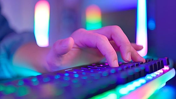 Cuatro teclados mecánicos para gaming que sí merecen la pena y no suenan a máquina de escribir
