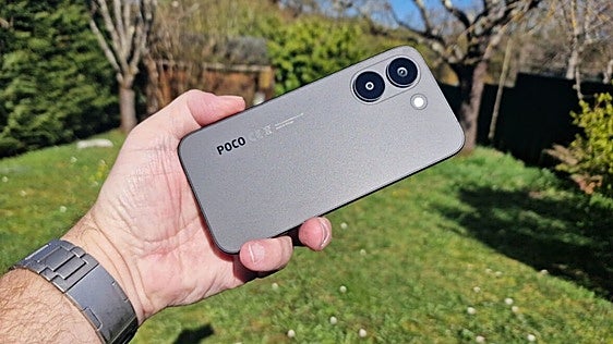 No me la juego con un móvil sin IP68 en verano: el POCO X8 Pro aguanta lluvia y tardes de piscina