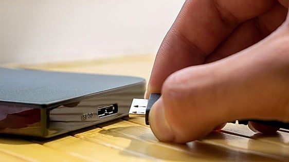 Cómo dejar de pagar 40 euros al mes en nube y guardar tus fotos en casa: ocupa menos que un móvil
