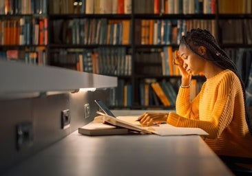 Flexos para estudiar con o sin cable: la parte del escritorio que nadie mira y sí cansa la vista