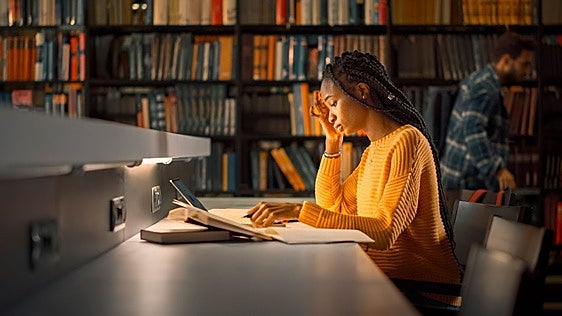 Flexos para estudiar con o sin cable: la parte del escritorio que nadie mira y sí cansa la vista