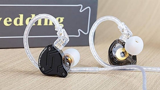 He vuelto a oír música unida al móvil: por qué 30 euros con cable suenan mejor que 150 sin él
