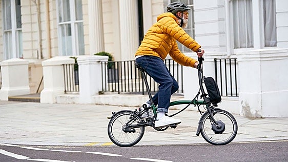 Sube al vagón y no paga abono: así es esta bici plegable de 14 pulgadas con doble suspensión