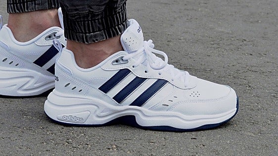 Las zapatillas de Adidas con toque retro más cómodas para vestir con vaqueros, chinos y bermudas