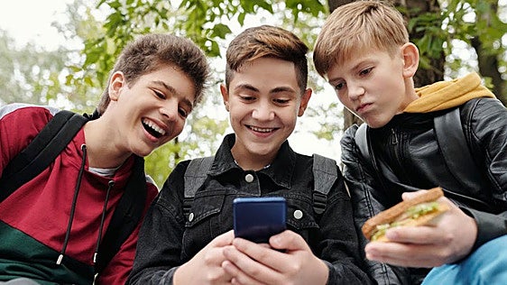 Cuatro móviles rugerizados con 10.000 mAh: las mejores opciones para el primer móvil de tu hijo
