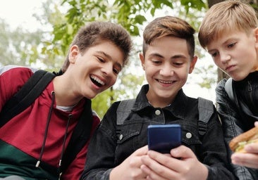 Cuatro móviles rugerizados con 10.000 mAh: las mejores opciones para el primer móvil de tu hijo