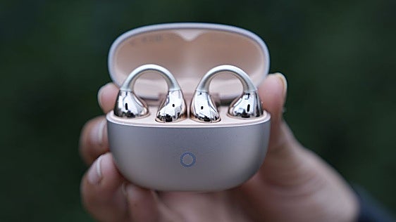 Traducen en 30 idiomas y no molestan al oído: así son los Realme Buds Clip por menos de 50€