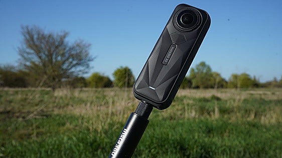 La Insta360 X5 se queda por debajo de los 355 euros y sigue aguantando 15 metros de agua