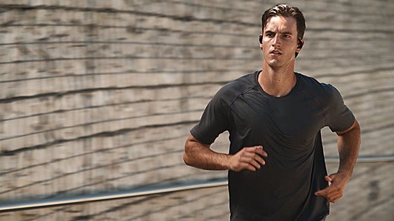 Estos auriculares JBL Endurance Pace no se mueven cuando corres y los limpias bajo el grifo