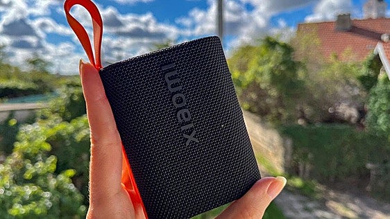 Media hora a un metro bajo el agua: el altavoz de bolsillo de Xiaomi se va a la piscina contigo