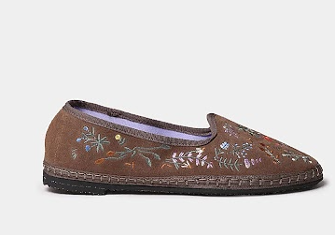 Bailarina de mujer en serraje con flores bordadas