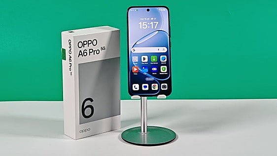 Se moja, se llena de polvo y no pasa nada: el OPPO A6 5G se limpia bajo el grifo y da 6.550 mAh