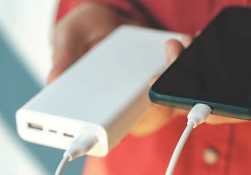 Tres baterías de 20.000 mAh con cables integrados y en oferta: adiós al cable suelto
