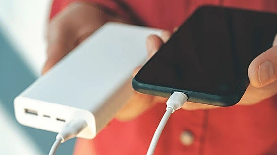 Tres baterías de 20.000 mAh con cables integrados y en oferta: adiós al cable suelto