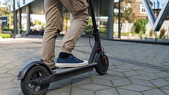 Para ir a diario al trabajo sin depender del bus y en oferta: este patinete plegable de 350 W