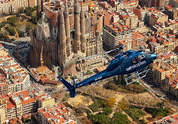 elicóptero sobrevolando la costa de Barcelona