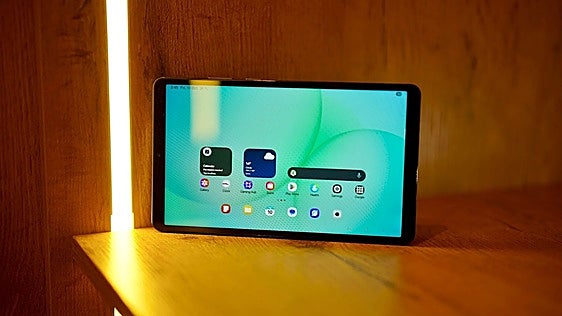 La tablet de Samsung que aguanta la tarde de series entera: 7.040 mAh, 25 W y en oferta