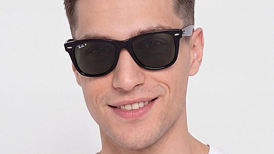 Fondo de armario y no capricho de verano: las Ray-Ban negras con lente verde ahora rebajadas