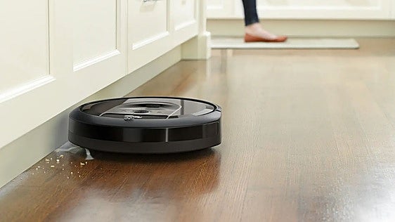 Aspira, friega y pasa la mopa en la misma vuelta: el robot con Alexa que ahora está rebajado