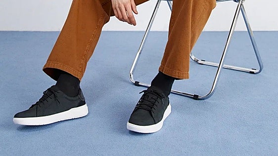 Piel, suela de caucho y corte Oxford: las Timberland blancas que visten como zapato y rebajadas