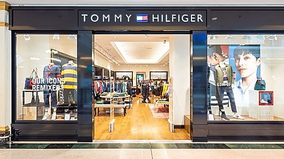 La sudadera de Tommy Hilfiger que va con vaqueros y chinos y ahora baja de 50 euros