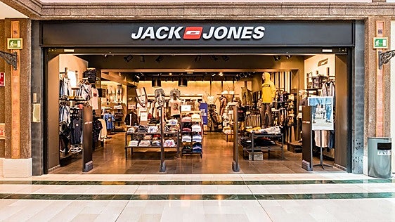 El pack de camisetas Jack & Jones que te resuelve la semana: negro, blanco y azul por 13 euros