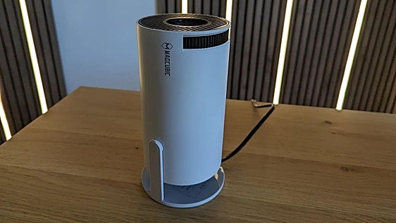 Parece un juguete, vale poco más de 40 euros y es el proyector que convierte tu pared en cine