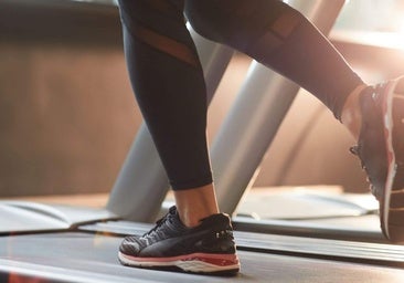 Plegable, con app y pantalla LED: una cinta para correr que apenas supera los 100 euros