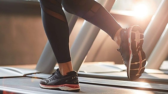 Plegable, con app y pantalla LED: una cinta para correr que apenas supera los 100 euros