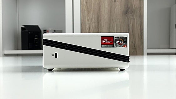 Windows 11 Pro de serie y 16 GB: el Chuwi Ubox para teletrabajo que se esconde junto a la tele