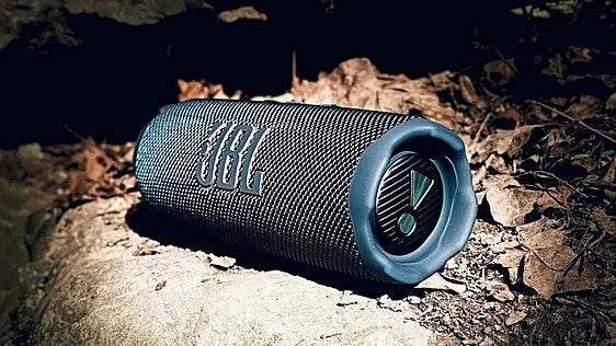 Ni la lluvia lo para: el JBL Flip 7 con IP68 y 16 horas de batería está rebajado un 29%
