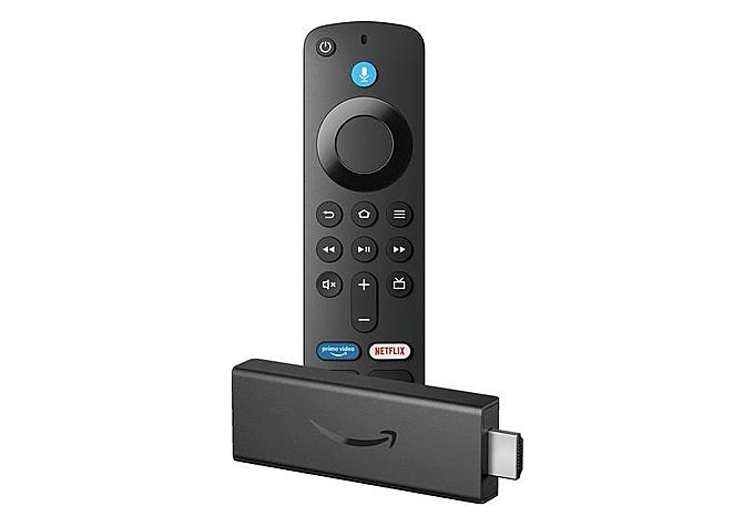 ire TV Stick HD de Amazon con su mando por voz