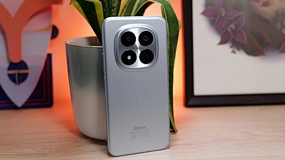 No cuesta como un tope de gama pero trae cámara de 200 MP con OIS, IP69K y es de Xiaomi
