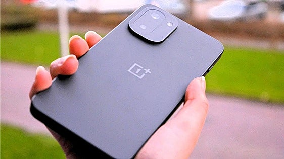 El OnePlus parece que lleva una powerbank dentro y está en precio más bajo del mes: así es el 15R