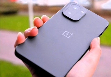 El OnePlus parece que lleva una powerbank dentro y está en precio más bajo del mes: así es el 15R