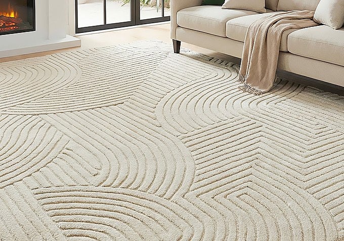 Alfombra de salón crema de pelo grueso con relieve geométrico