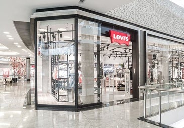 Levi's rebaja cinco prendas básicas hasta un 41%: renueva tu armario entero de dentro afuera